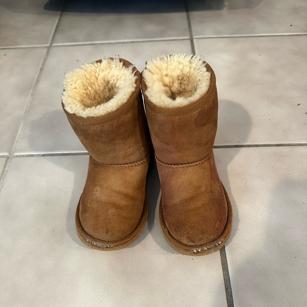 Girls UGG”s. GUC. If these still fit my daughter she would be wearing them.